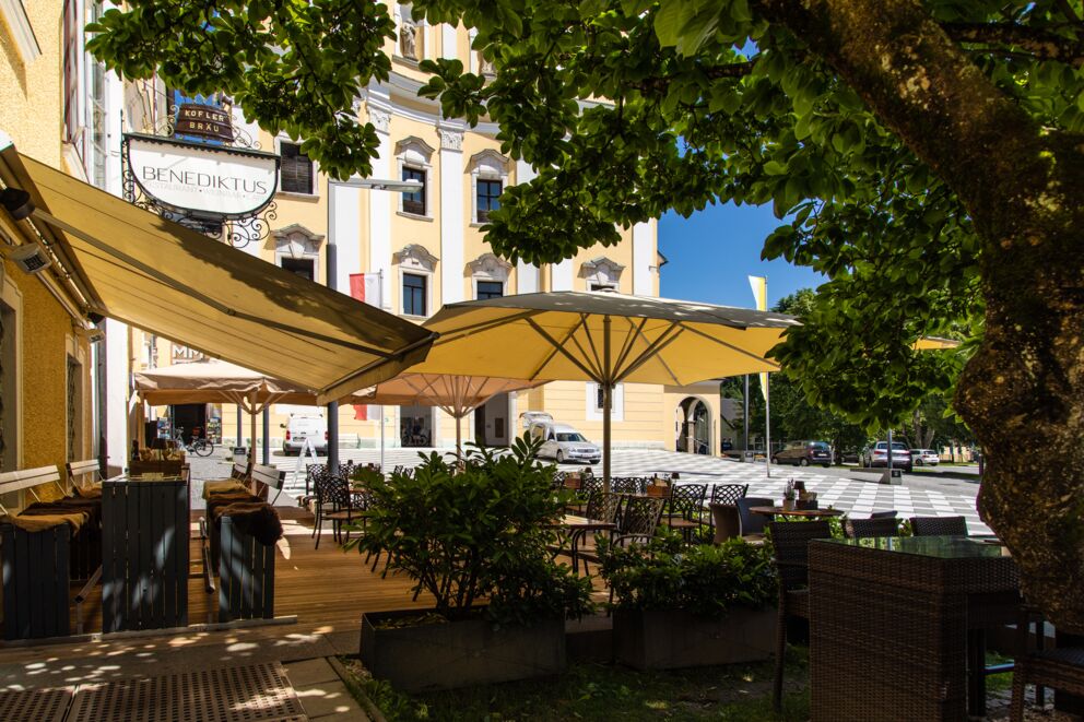 Der Gastgarten vorm Restaurant Benediktus vor der beeindruckenden Basilika zum Heiligen Michael im Mondsee