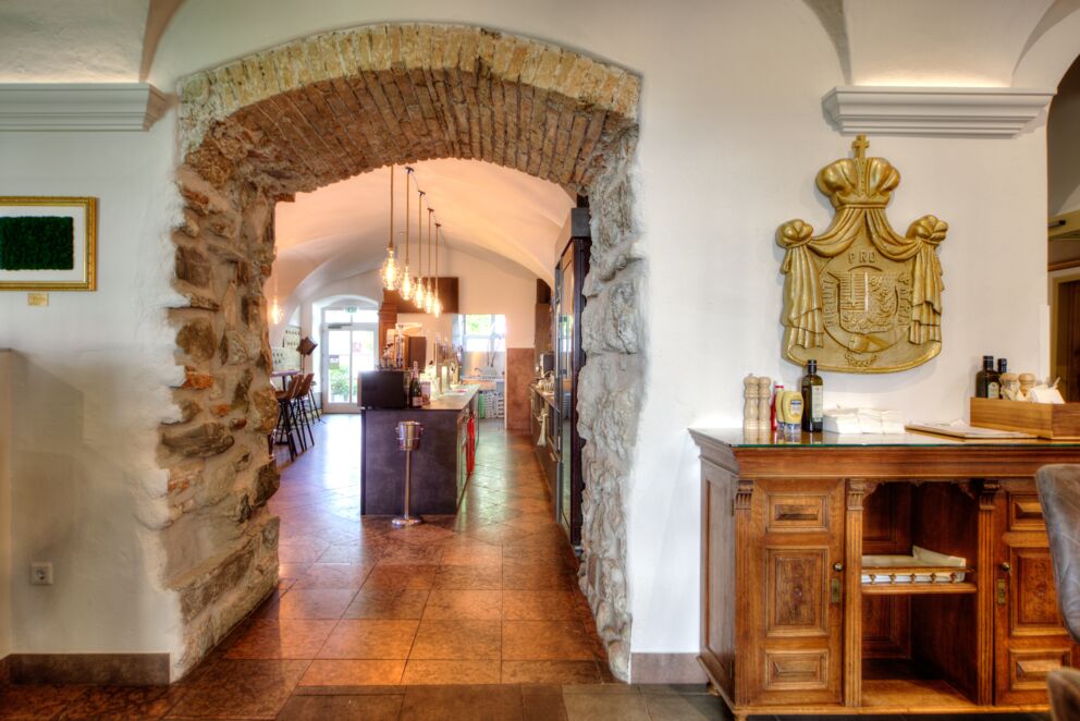 Der Eingang zum Restaurant, Bar und Café Benediktus im Schlosshotel Mondsee im Salzkammergut.