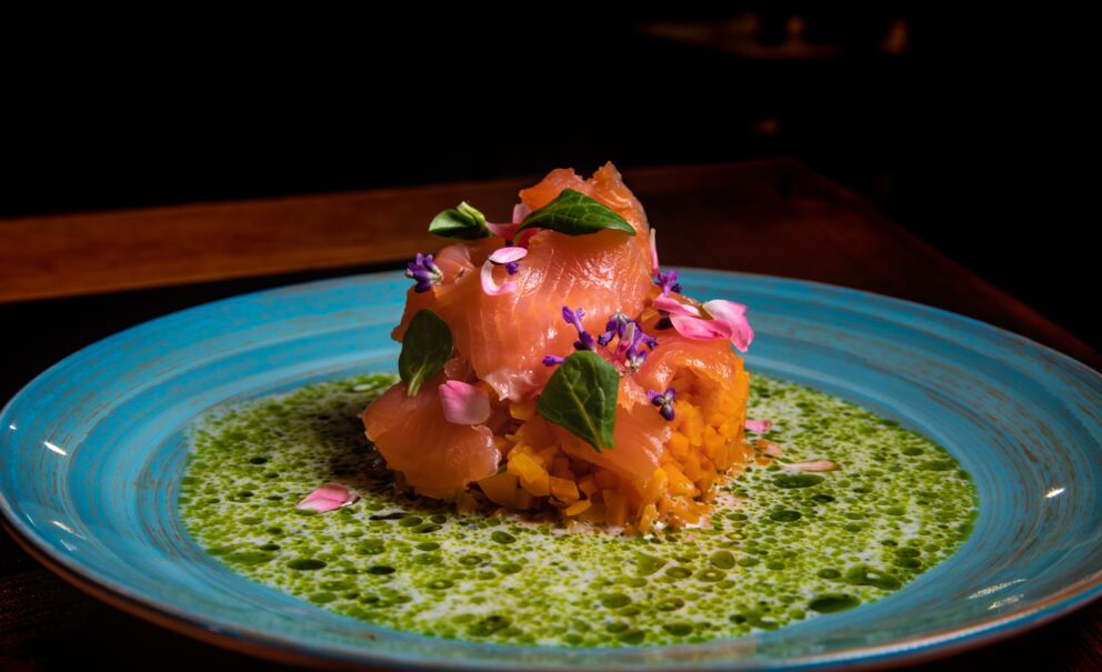 Tatar with salmon on a blue-green plate at the Benediktus Restaurant on Mondsee Lake