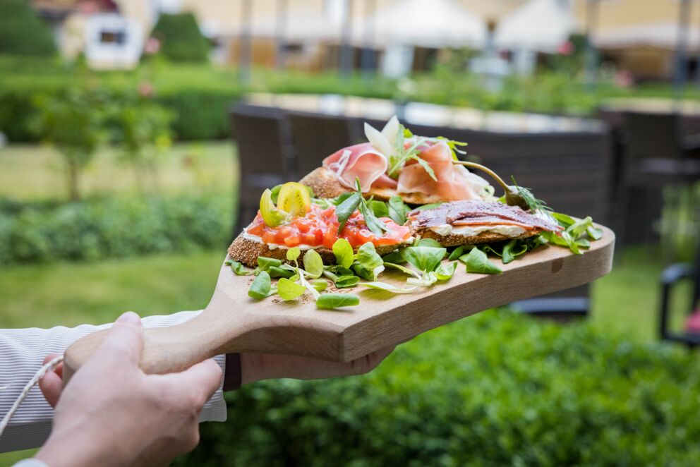 Leckere Brettl-Jause mit Brot, Speck und Tomaten