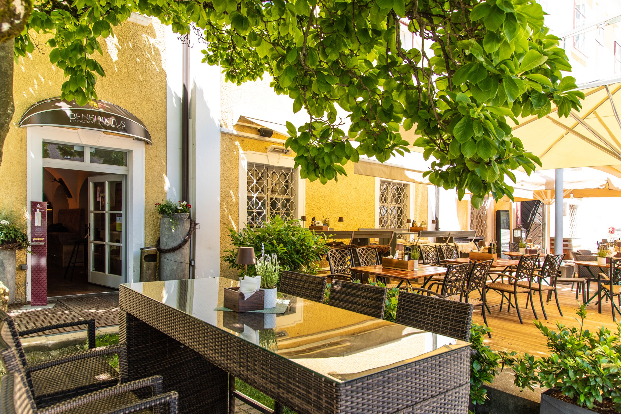 Der Gastgarten im Restaurant Benediktus im Schloss Mondsee