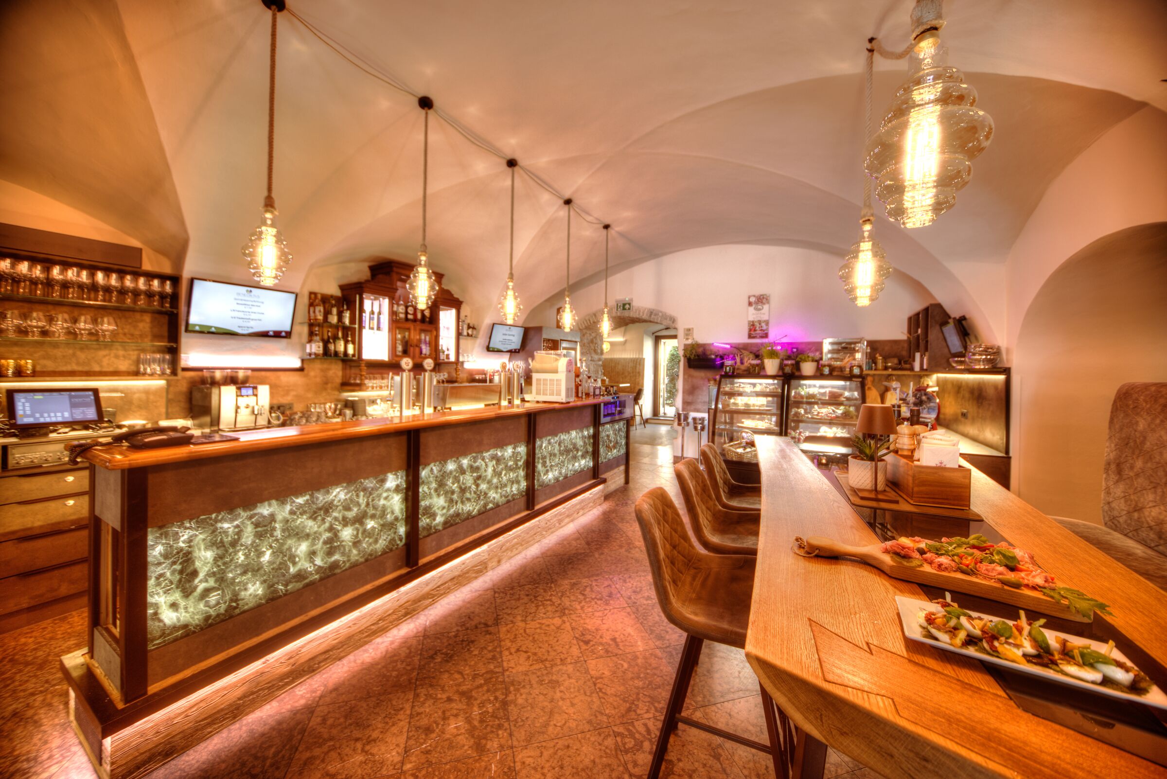 Das Restaurant und die Bar Benediktus von Innen im Schlosshotel Mondsee im Salzkmmergut