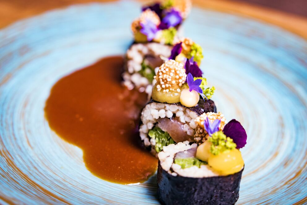 Köstlich zubereitetes sushi mit gemüse und Lachs mit einer leckeren soße
