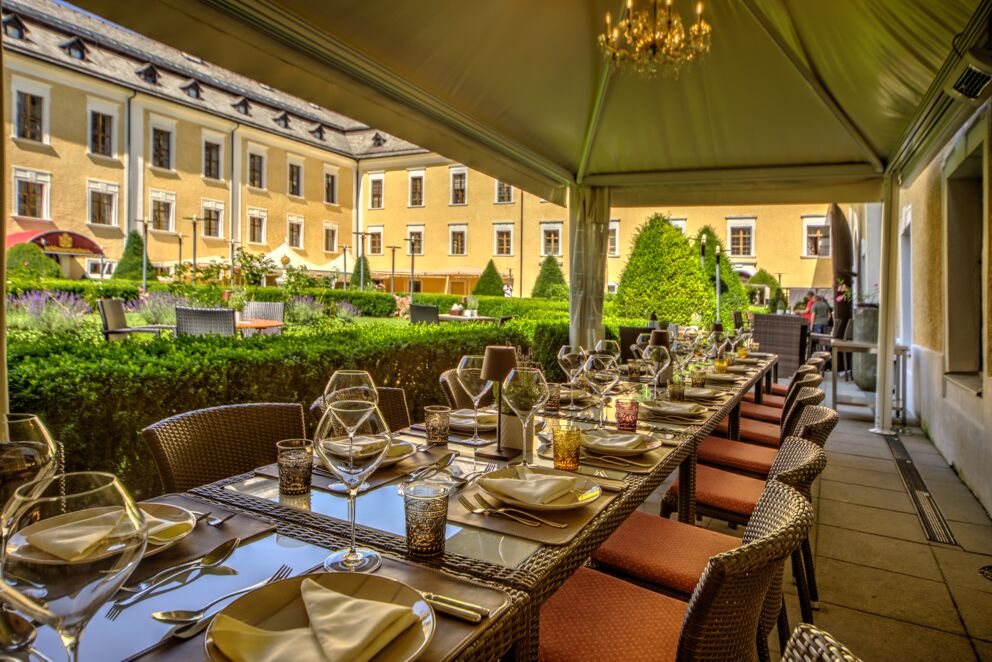 Ein schön gedeckter Tisch für eine Feier im Schlossgarten des Restaurants Benediktus im Salzkammergut