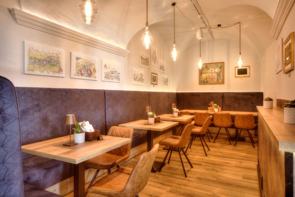Helles und warmes Restaurant mit Sitzbank und Lederstühle