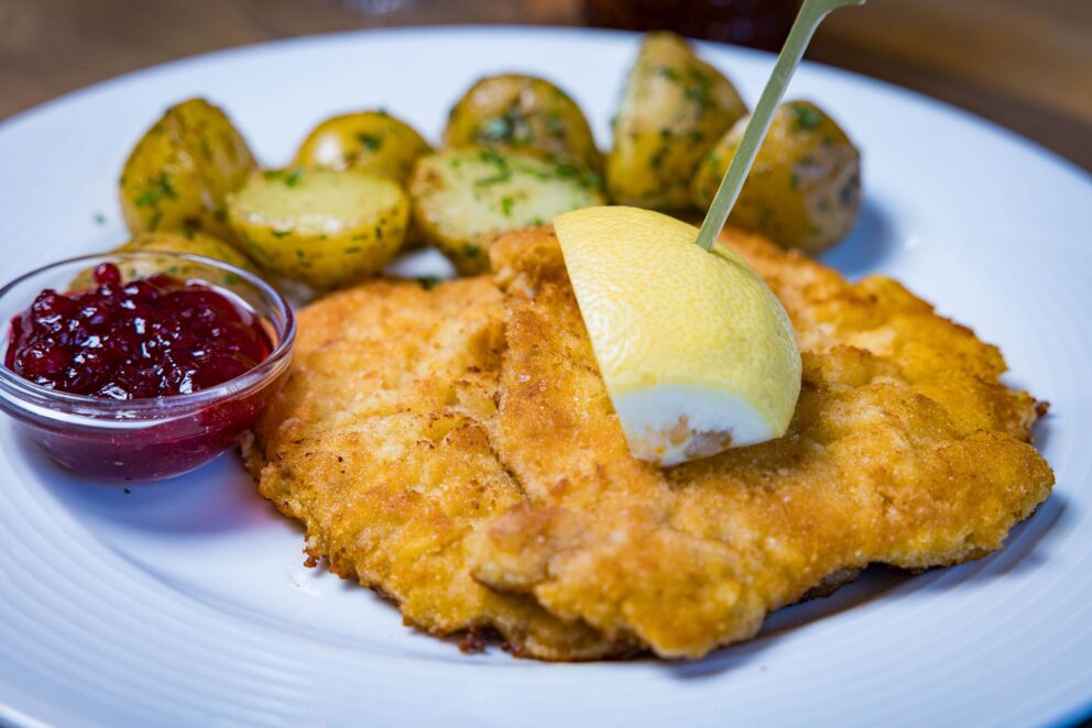 Schnitzel mit Erdäpfel, Preiselbeer Marmelade und einer Zitrone