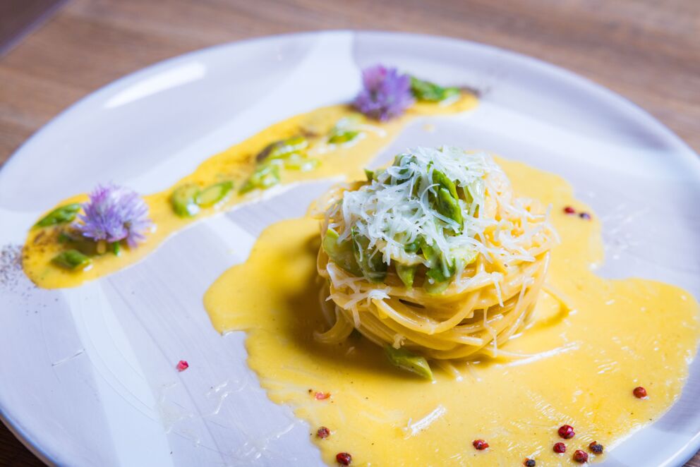 Spaghetti Nudeln mit Gemüsestückchen übergossen mit einer leckeren Soße und Parmesan