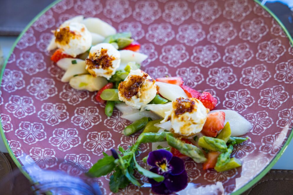 geschmackvoll gekochter Spargel mit Mozzarella und Pesto